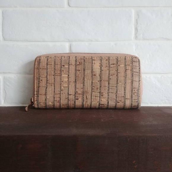 Neutral classic light tan brown striped cork wallet - Picture 1 of 12
